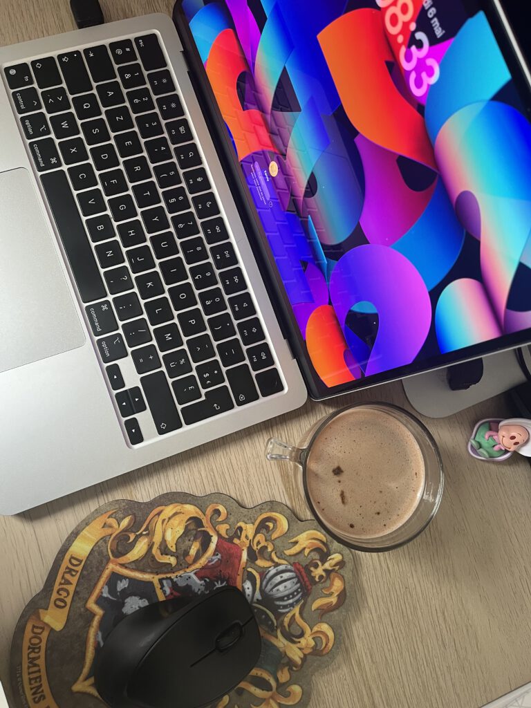 Ordinateur avec une tasse de café Ordinateur avec une tasse de café